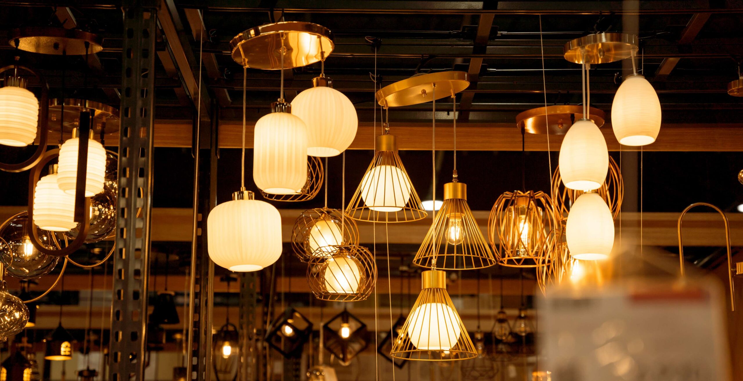 decorative-lamps-background-showroom-large-store (2) decorative-lamps-background-showroom-large-store (2)